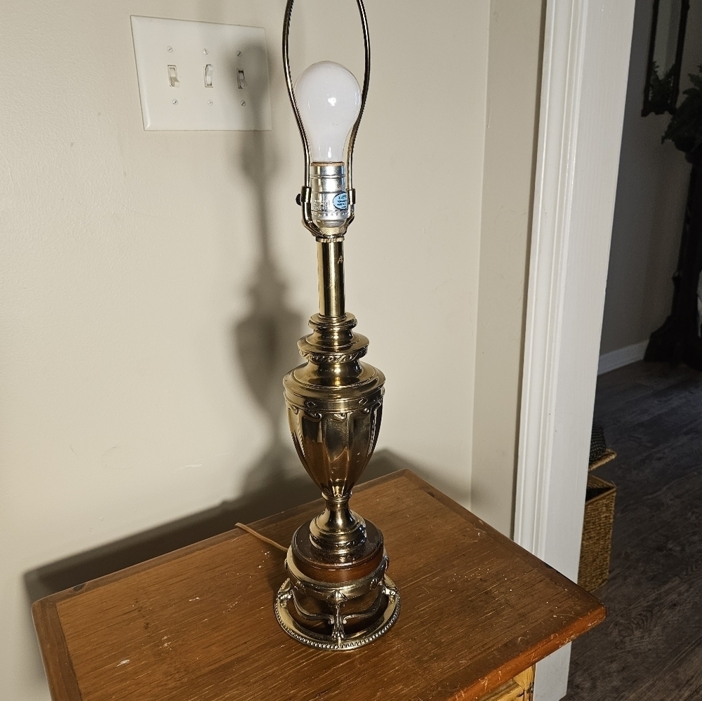 Vintage Rembrant wood & brass table lamp 1989. - Picture 5 of 12